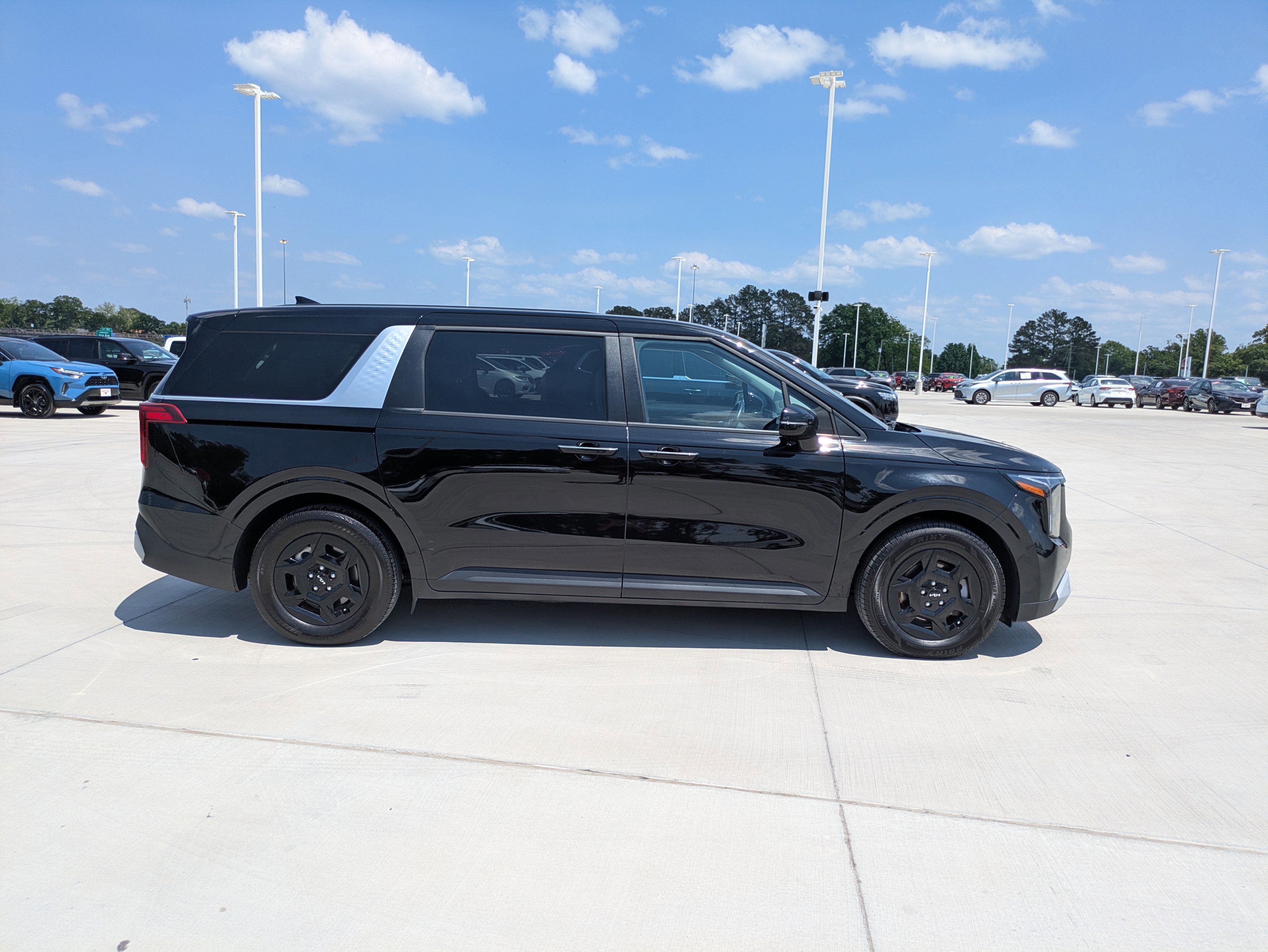 Used 2025 Kia Carnival FWD image 8