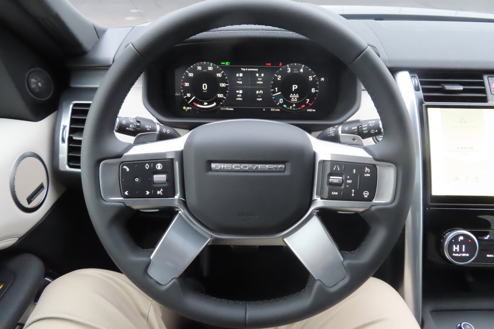 New 2024 Land Rover Discovery Dynamic SE image 32