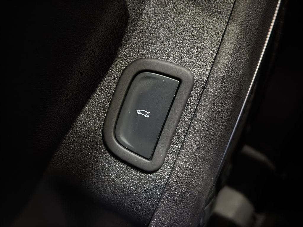 Used 2025 Chevrolet Traverse RS image 37