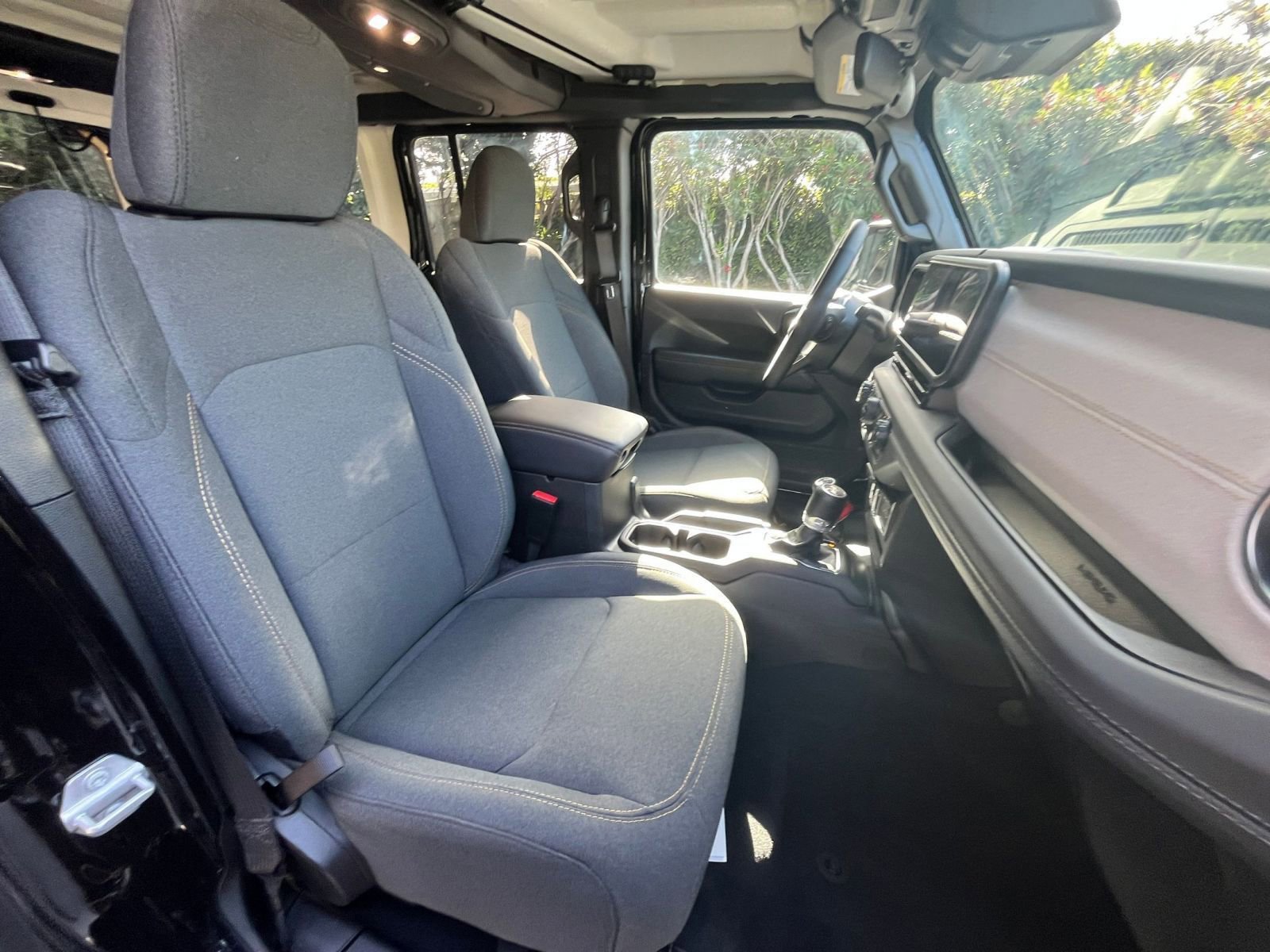 Used 2025 Jeep Wrangler Unlimited Sahara AWD/4WD image 36