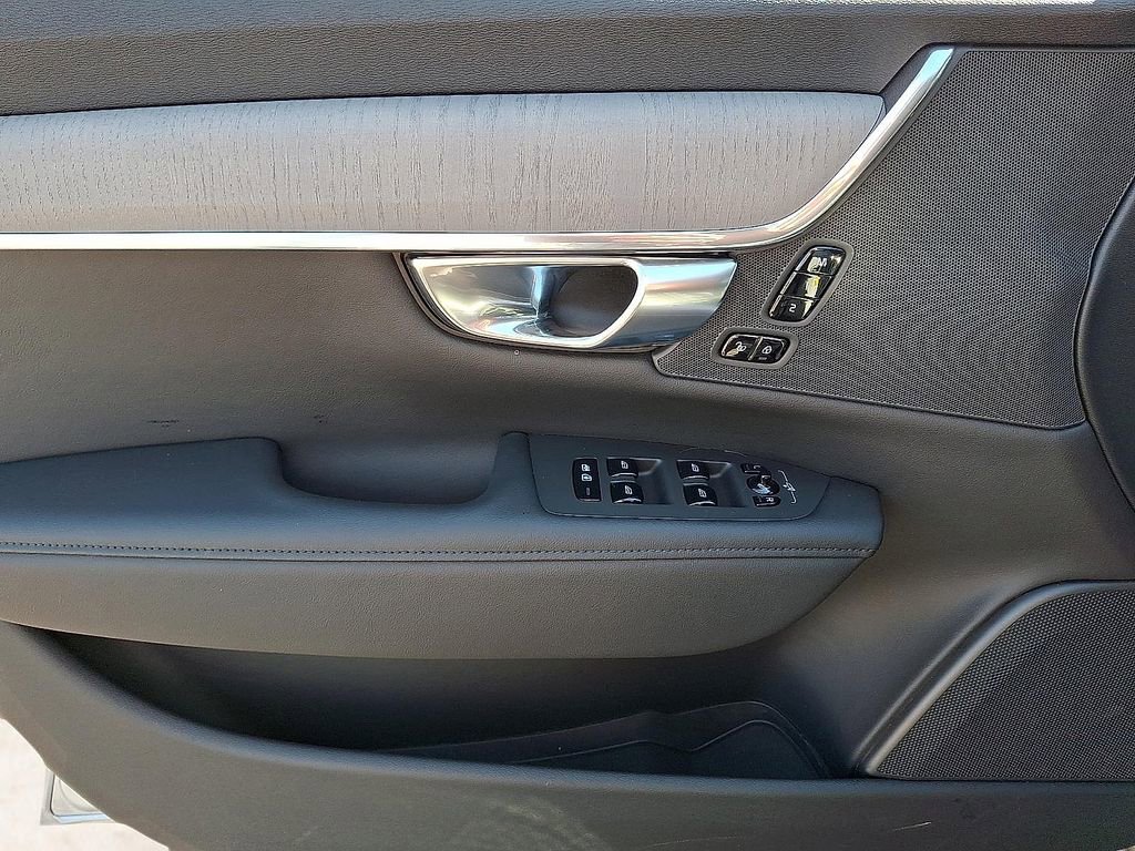 Used 2025 Volvo V90 B6 Cross Country Plus w/ Protection Package Premier image 4