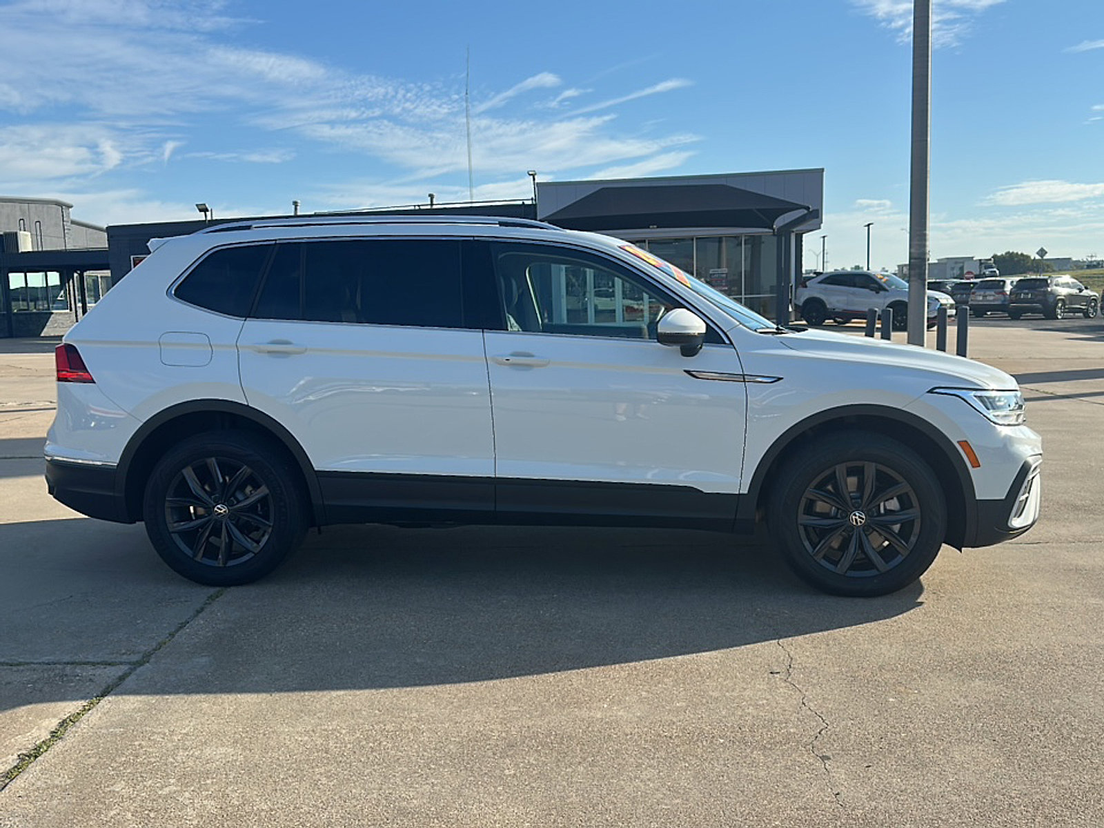 Used 2024 Volkswagen Tiguan SE w/ Panoramic Sunroof Package image 9