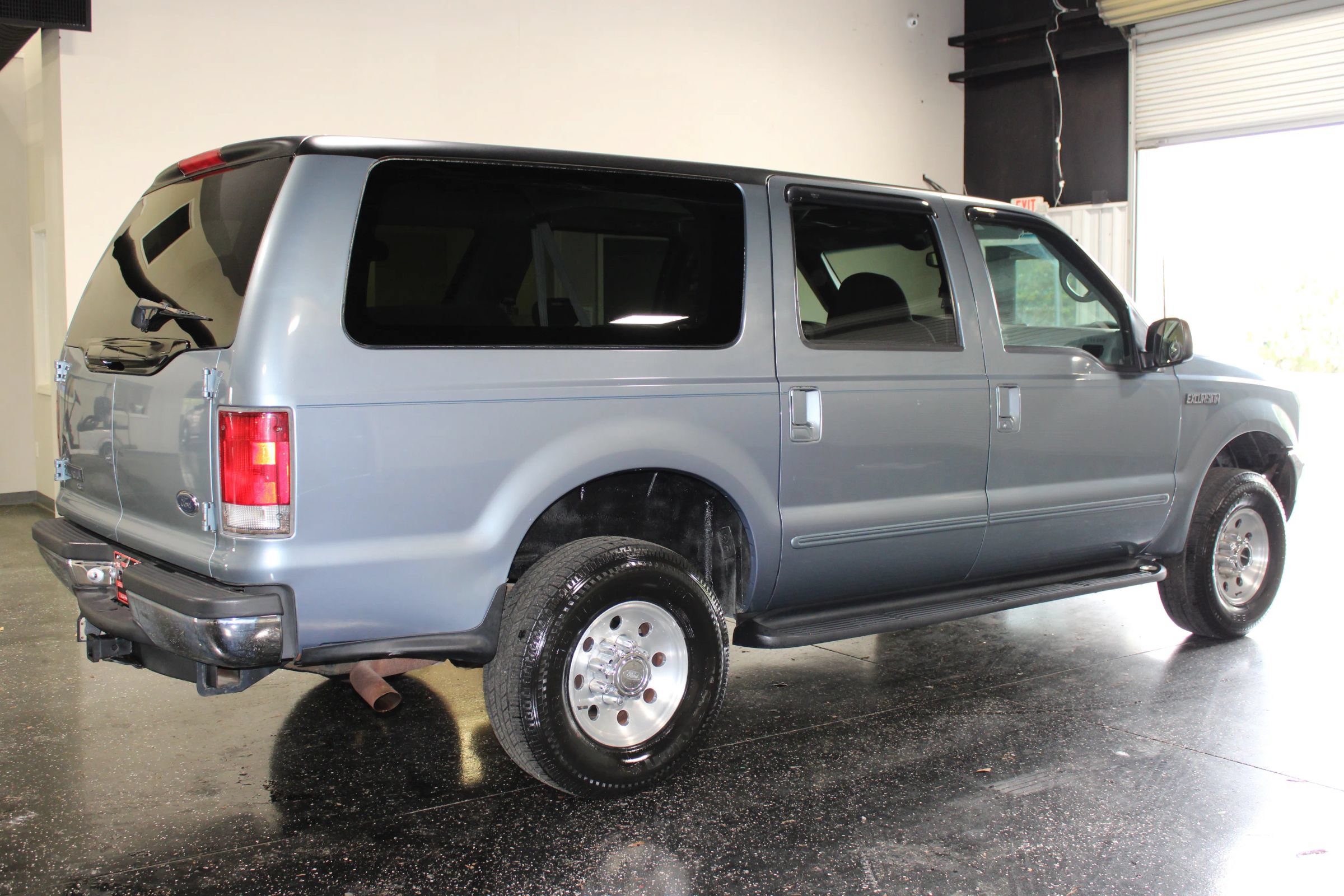 Used 2000 Ford Excursion XLT AWD/4WD image 3