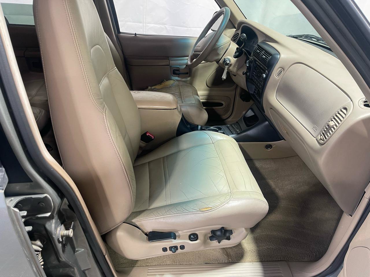 Used 2000 Ford Explorer Eddie Bauer AWD/4WD image 12
