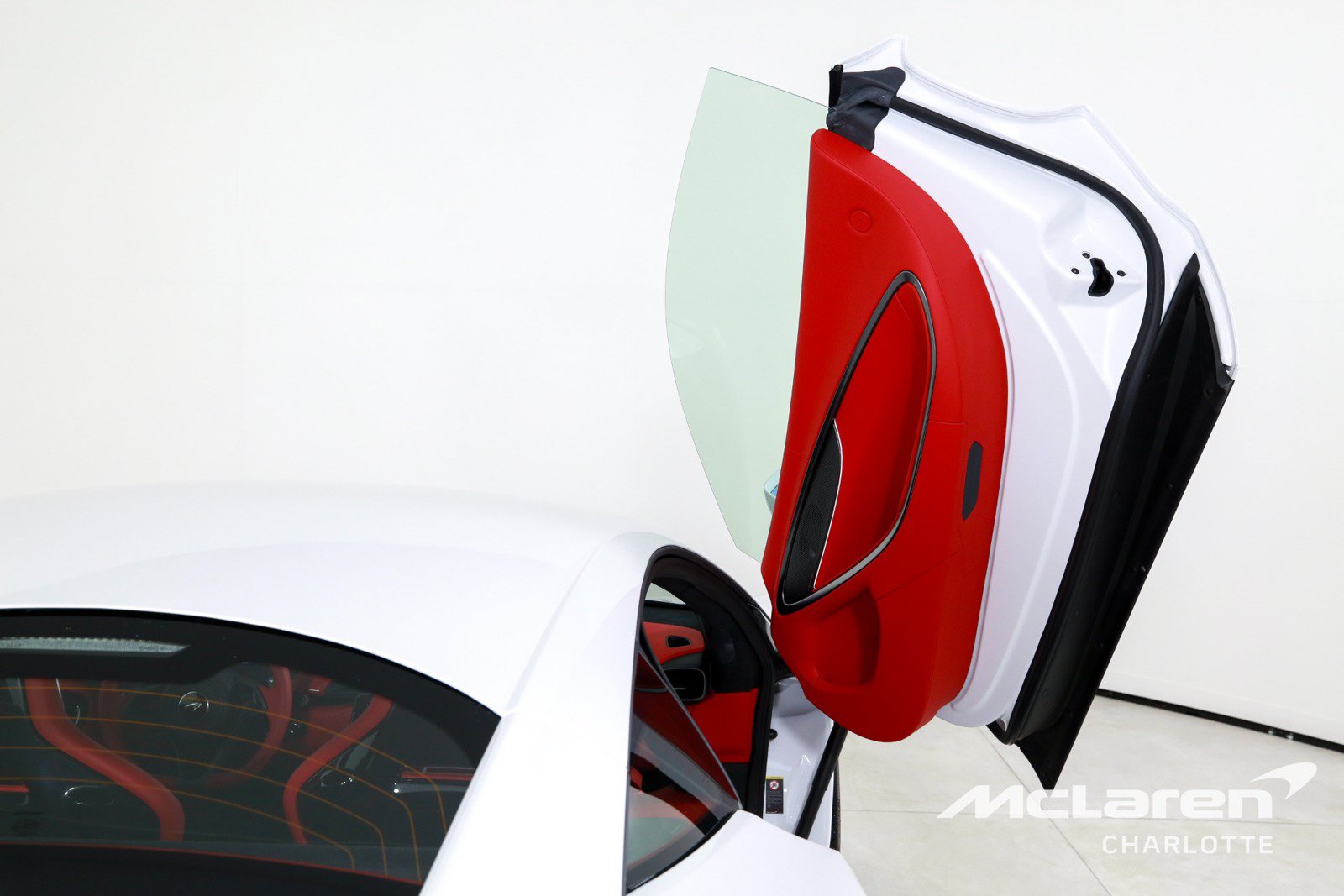 Used 2025 McLaren Artura RWD image 17
