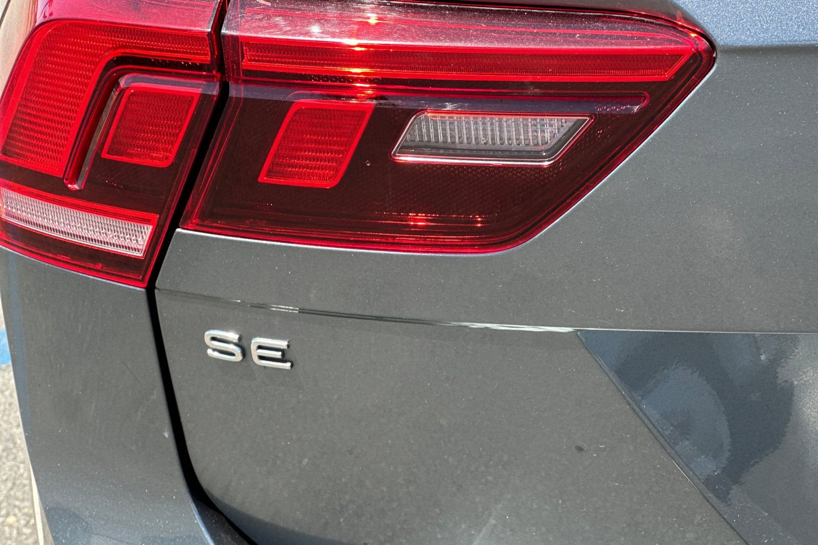 Used 2022 Volkswagen Tiguan SE w/ Panoramic Sunroof Package FWD image 28