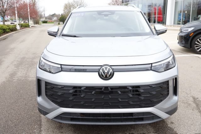 Used 2025 Volkswagen Tiguan SE w/ Panoramic Sunroof Package AWD/4WD image 8