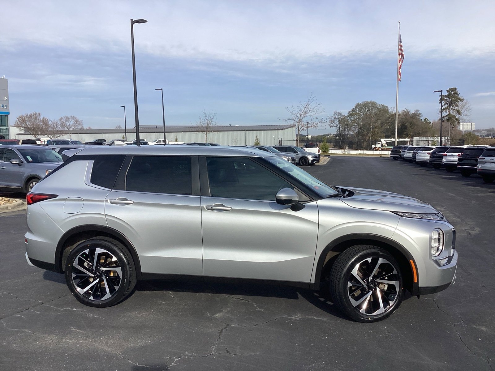 Used 2023 Mitsubishi Outlander SE image 5