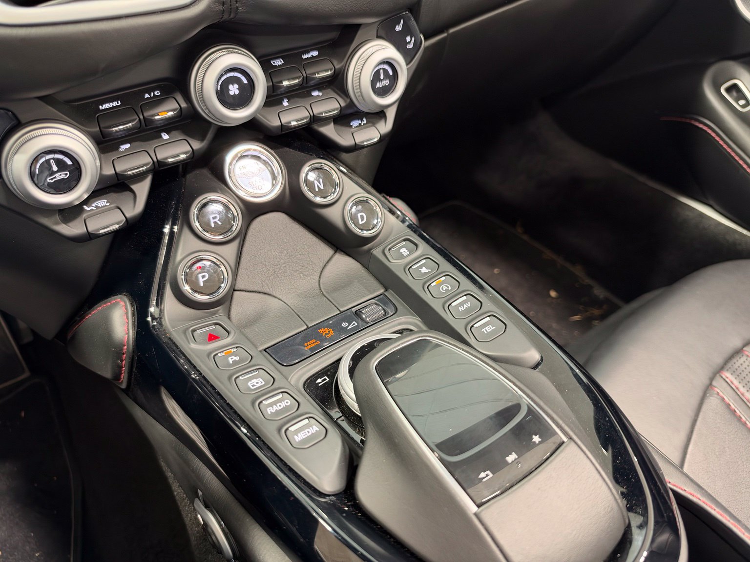 Used 2021 Aston Martin V8 Vantage Roadster RWD image 36