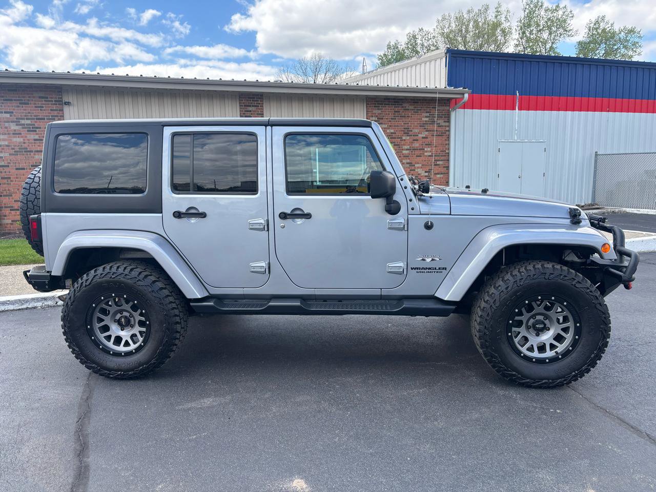 Used 2016 Jeep Wrangler Unlimited Sahara w/ Dual Top Group AWD/4WD image 2