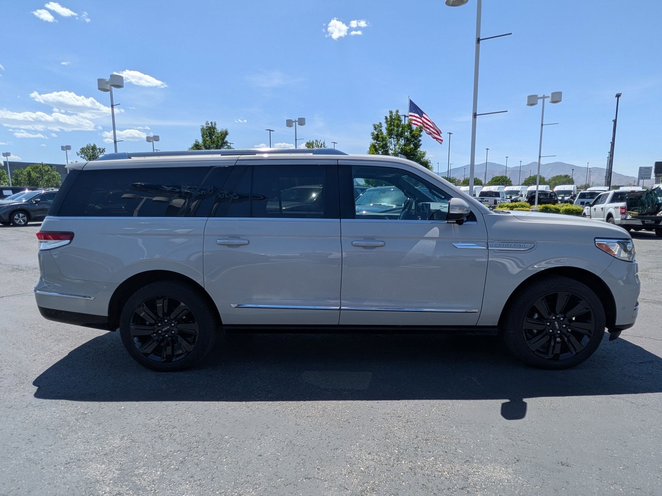 Used 2024 Lincoln Navigator L Reserve AWD/4WD image 2