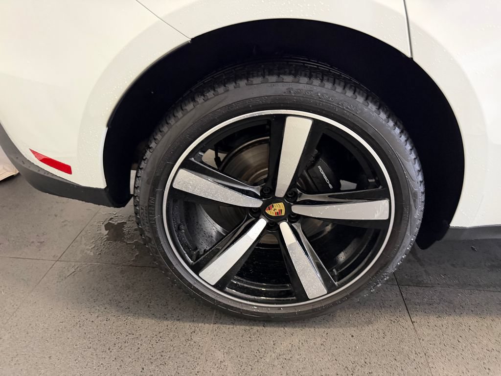Certified 2025 Porsche Macan AWD/4WD image 13