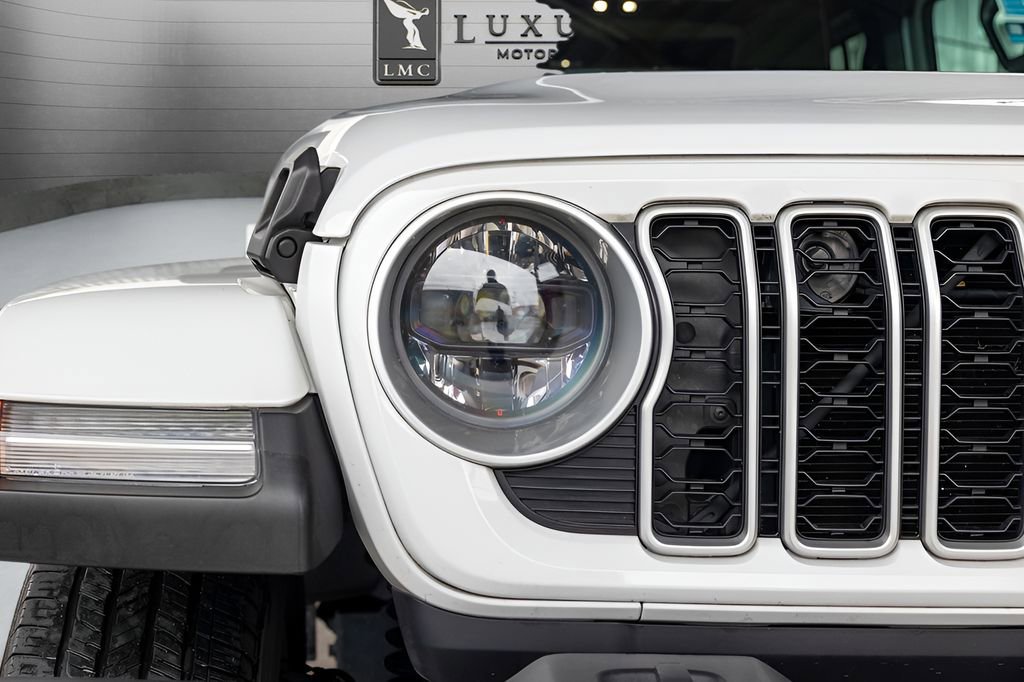 Used 2025 Jeep Wrangler Unlimited Sahara AWD/4WD image 19