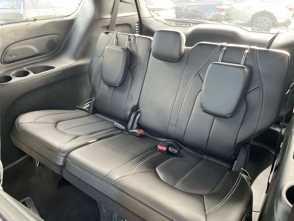 Used 2025 Chrysler Pacifica Select w/ Uconnect Theater Family Group image 25