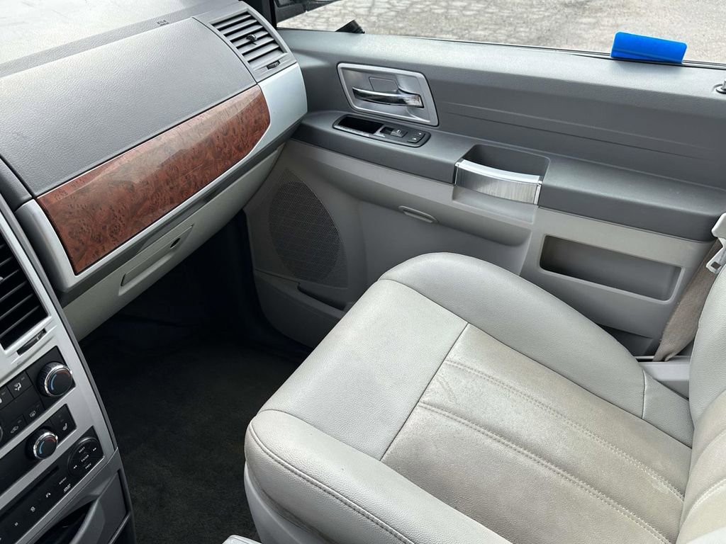 Used 2008 Chrysler Town & Country Touring image 33