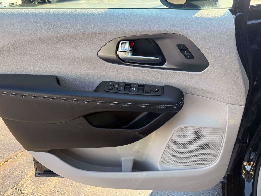 Used 2023 Chrysler Pacifica Touring-L FWD image 13