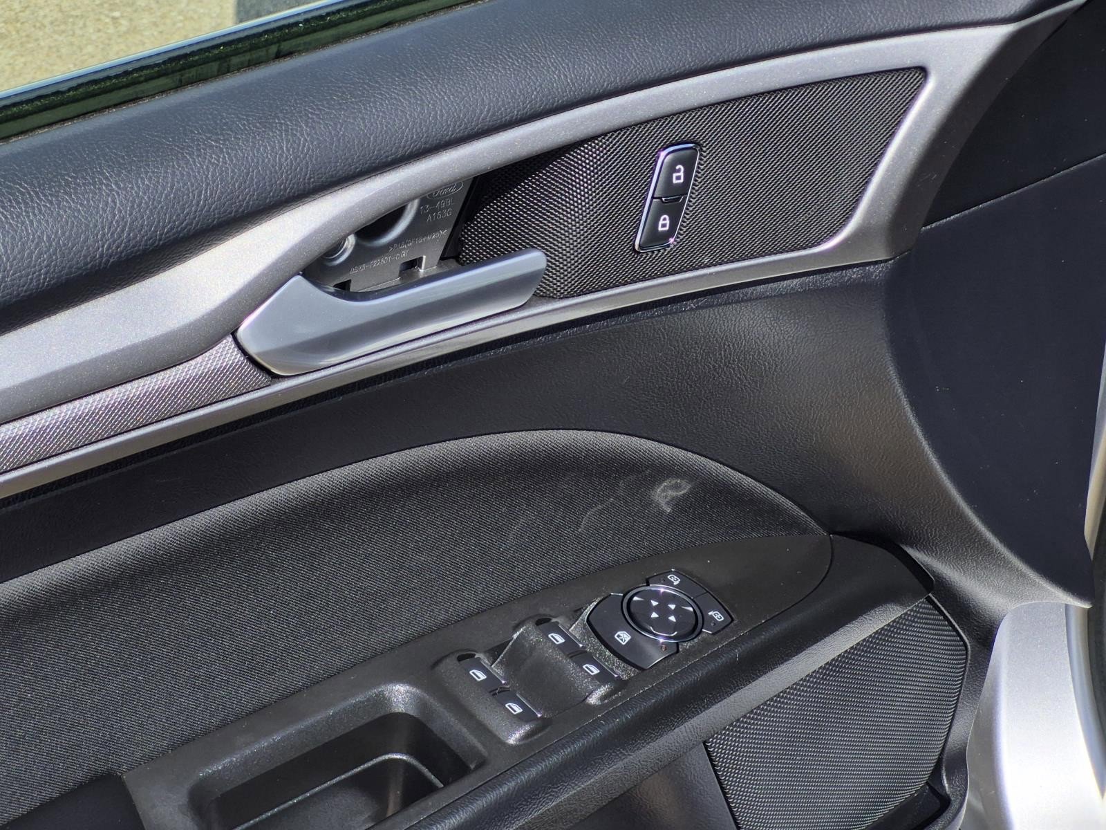 Used 2020 Ford Fusion SE FWD image 12