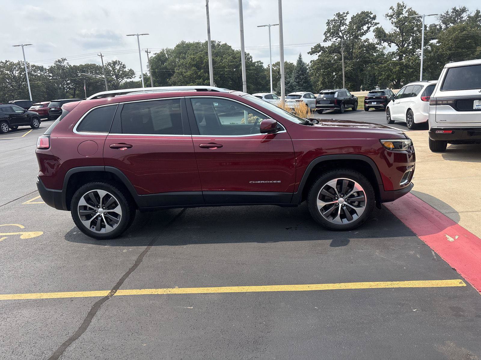 Used 2021 Jeep Cherokee Limited w/ Elite Package AWD/4WD image 4
