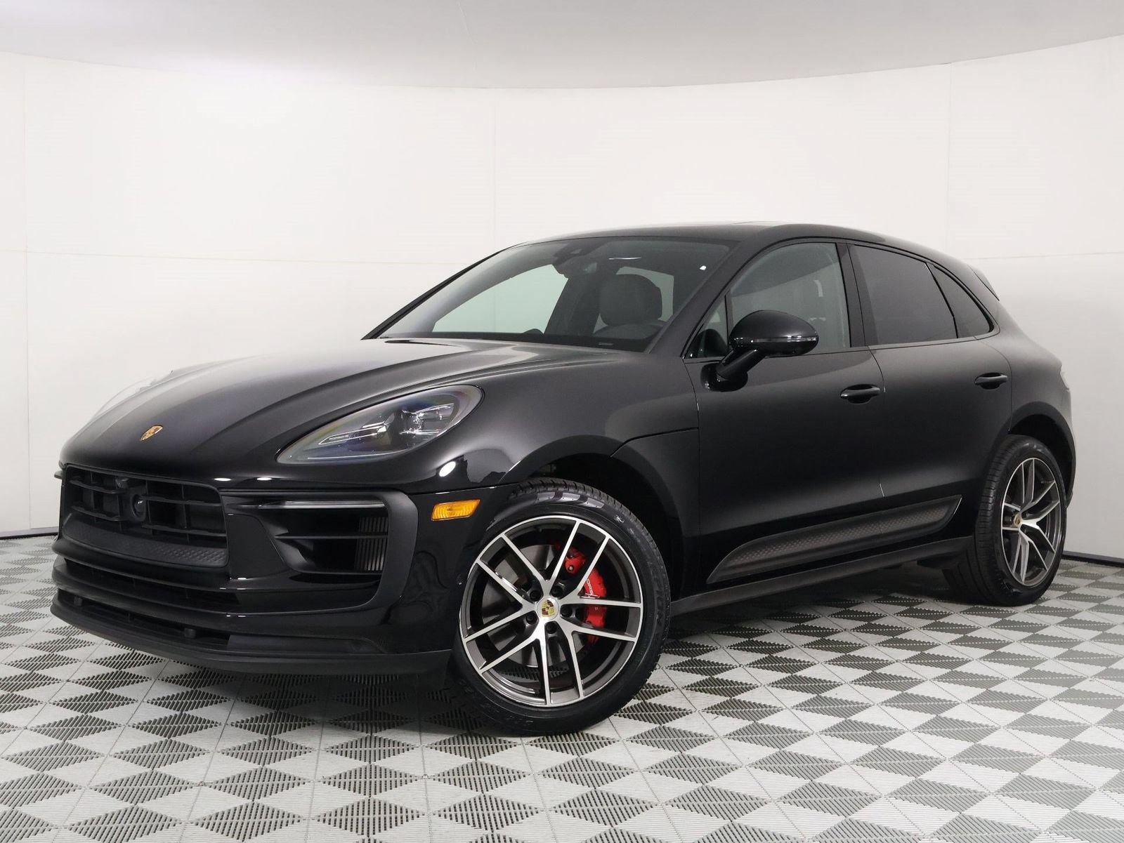 Certified 2024 Porsche Macan S AWD/4WD image 1