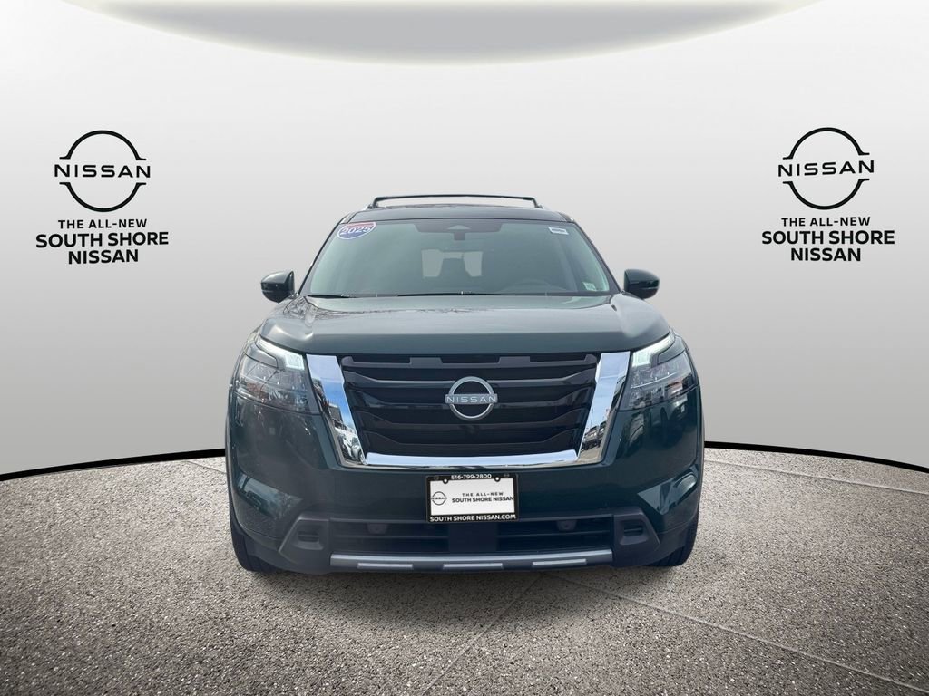 Used 2025 Nissan Pathfinder SL image 2