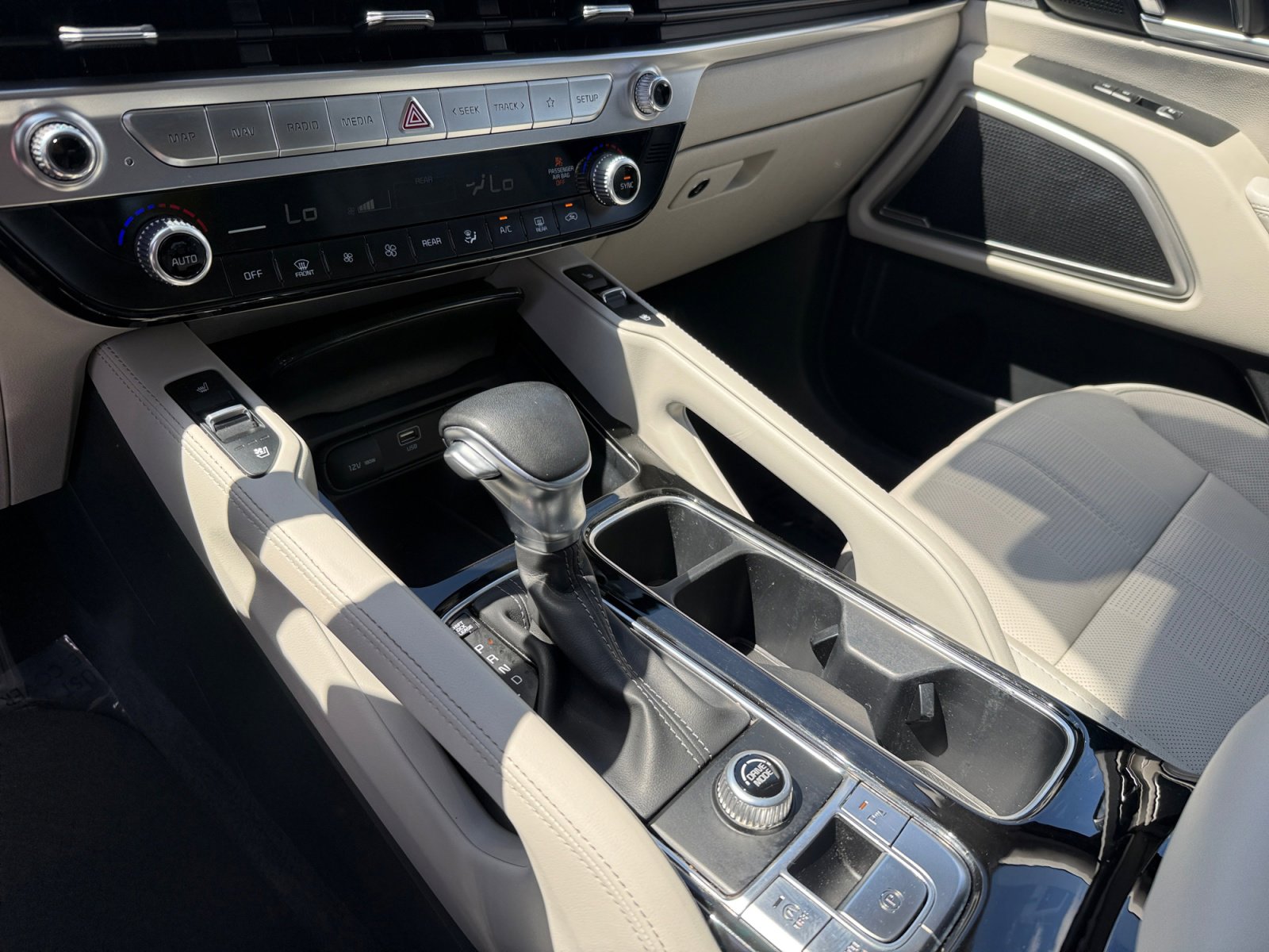 Used 2023 Kia Telluride EX w/ EX Captain's Chair Package image 13