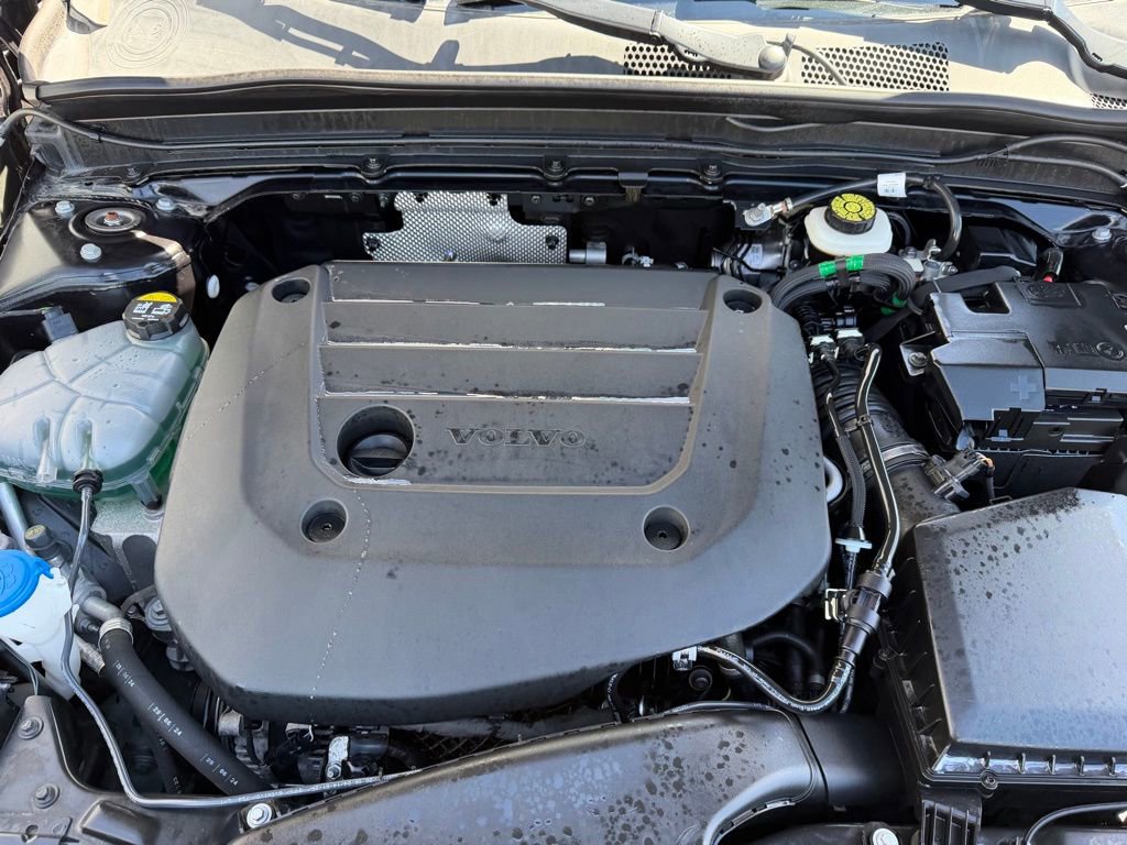 Used 2025 Volvo XC40 B5 Plus image 14