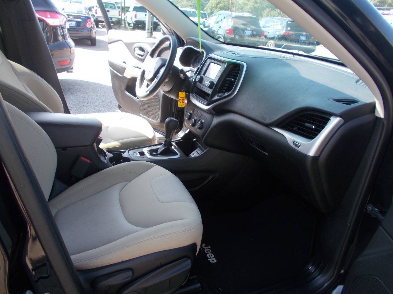 Used 2018 Jeep Cherokee Latitude FWD image 8