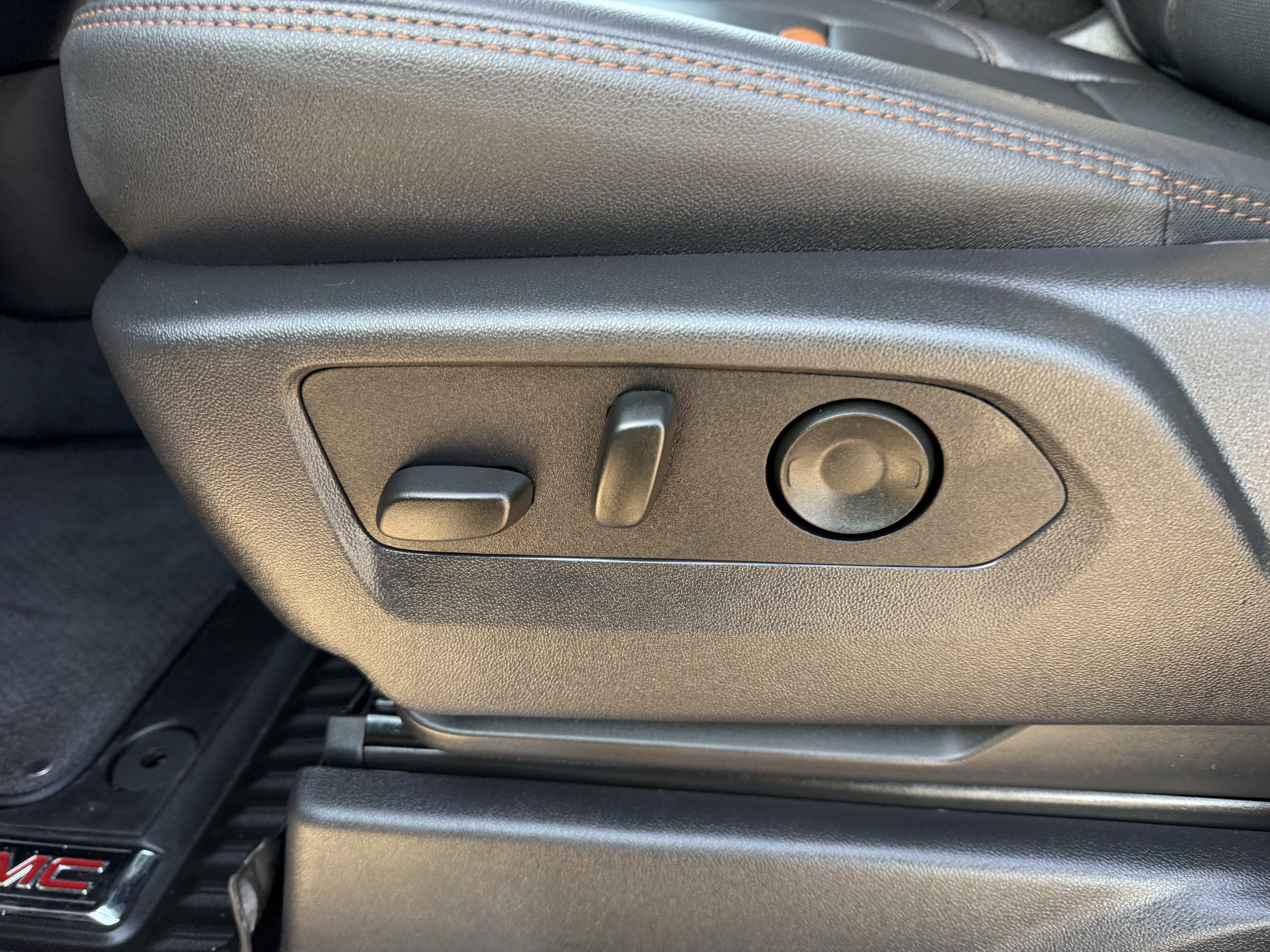 Used 2025 GMC Sierra 2500 AT4 image 24