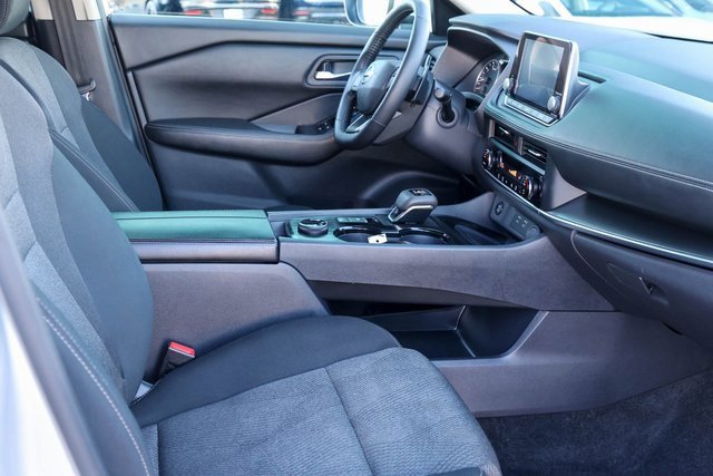 Used 2025 Nissan Rogue SV image 16