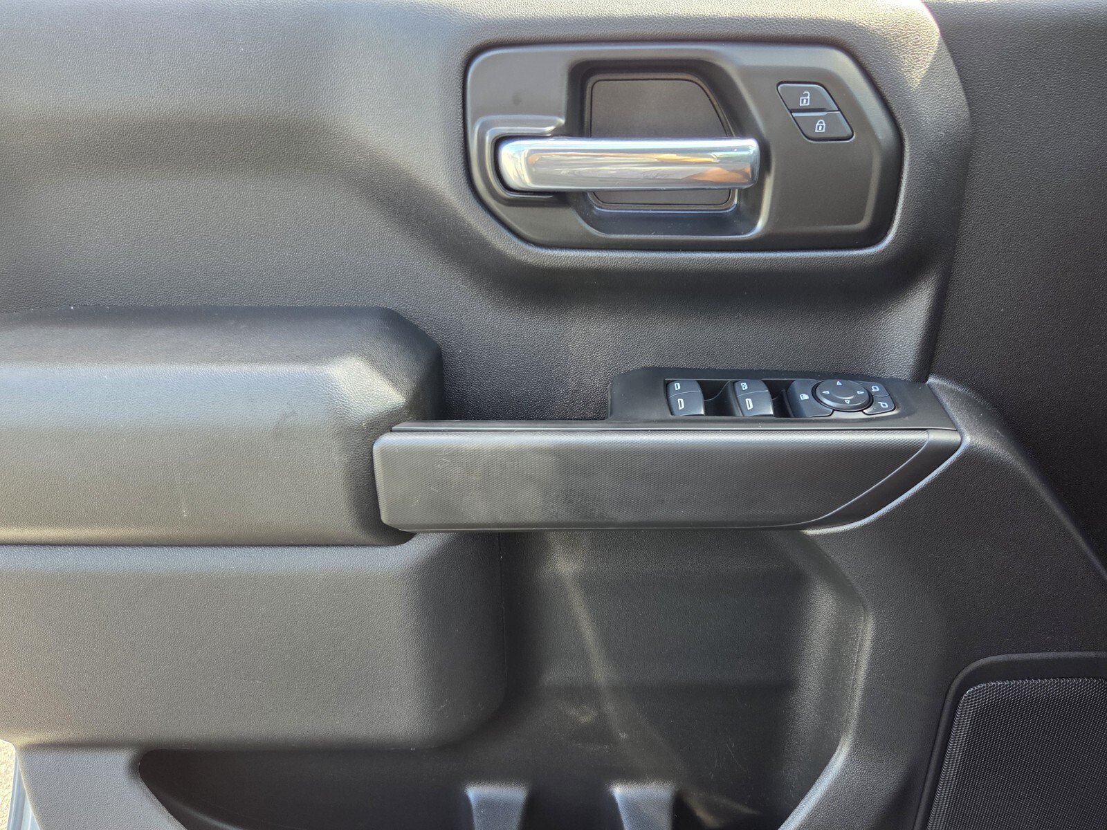 Used 2025 Chevrolet Silverado 1500 Custom Trail Boss w/ Dark Appearance Package AWD/4WD image 29