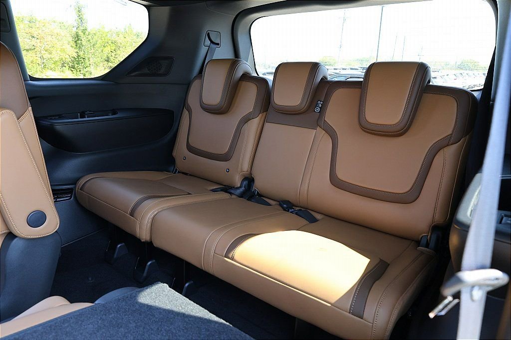 New 2026 Nissan Armada SL w/ Captain's Chari Seat Package image 10