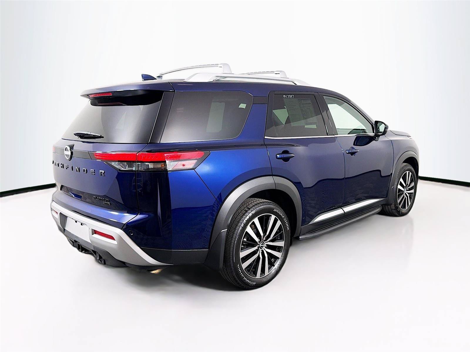 Used 2025 Nissan Pathfinder Platinum AWD/4WD image 11