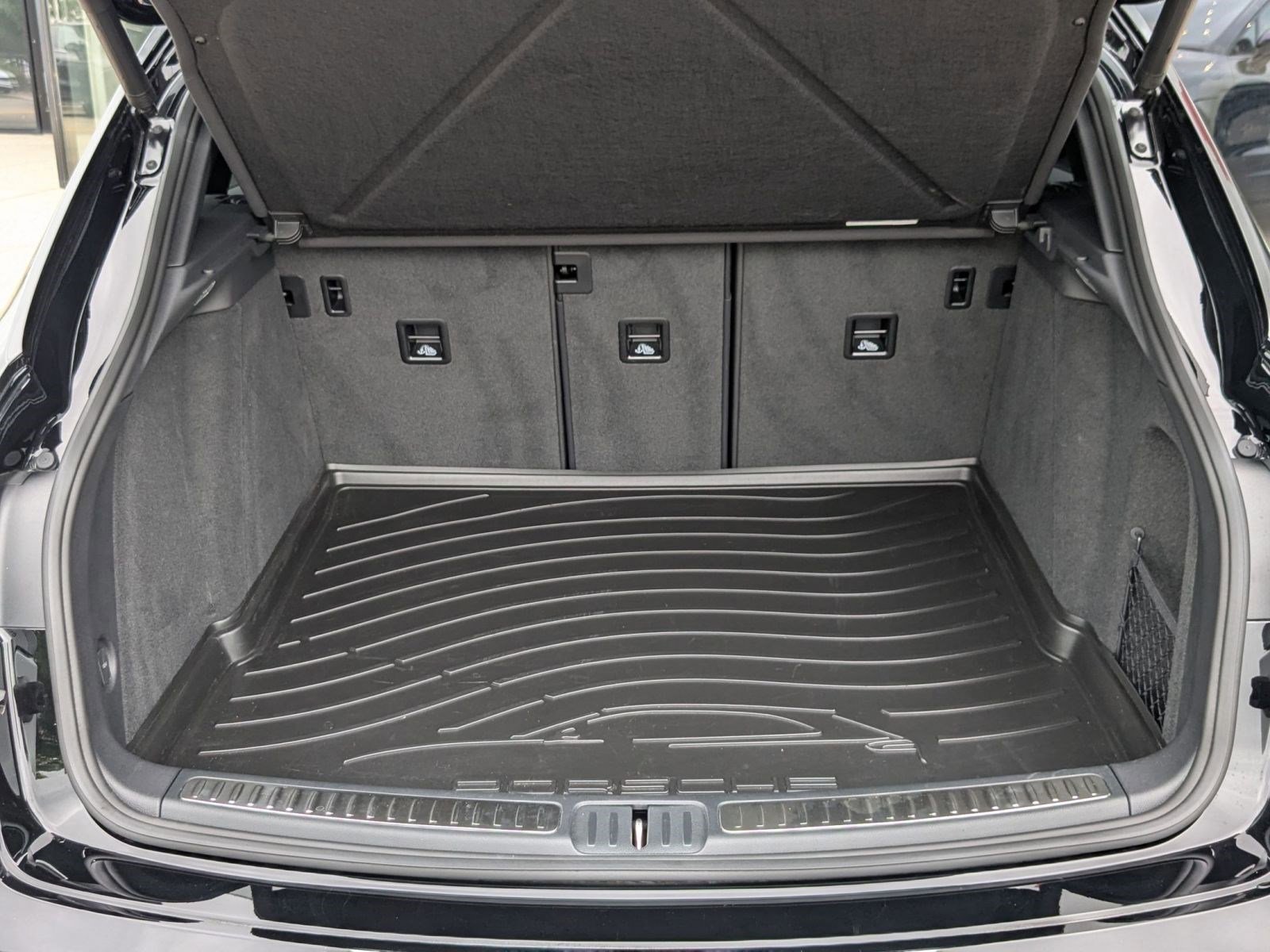 Certified 2025 Porsche Macan AWD/4WD image 22