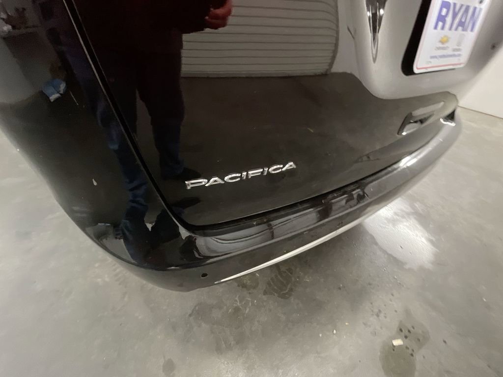 Used 2024 Chrysler Pacifica Touring-L image 30