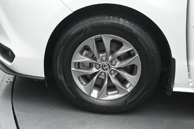 Used 2025 Toyota Sienna XLE w/ XLE Plus Package AWD/4WD image 34