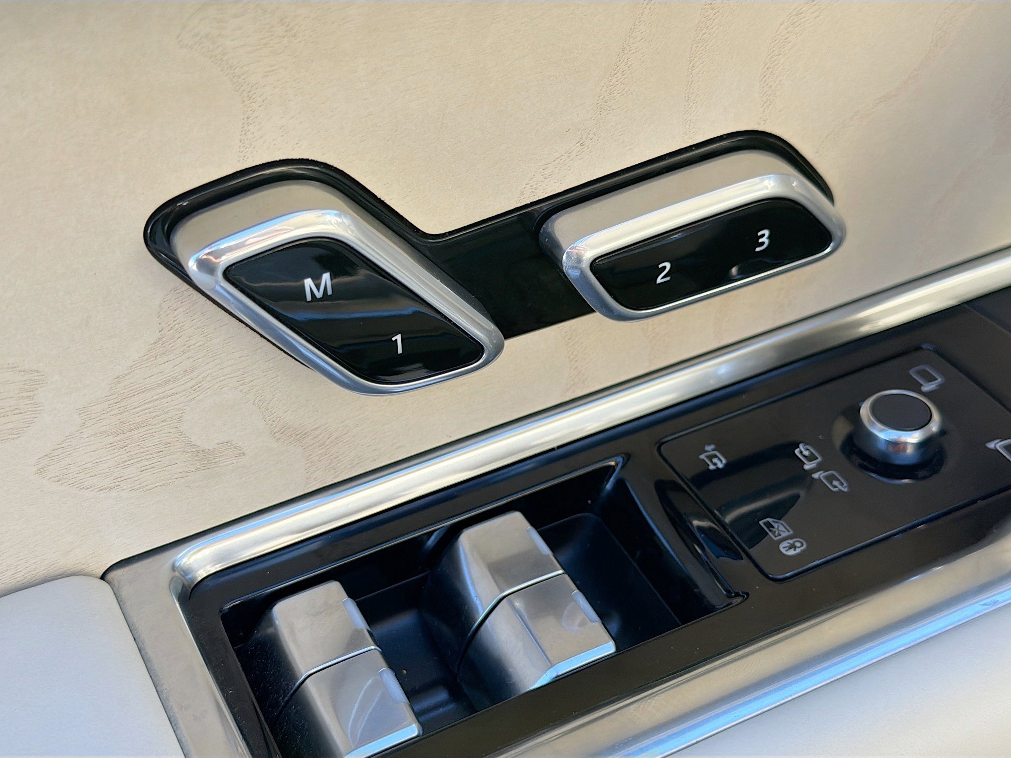 Used 2023 Land Rover Range Rover SV image 21