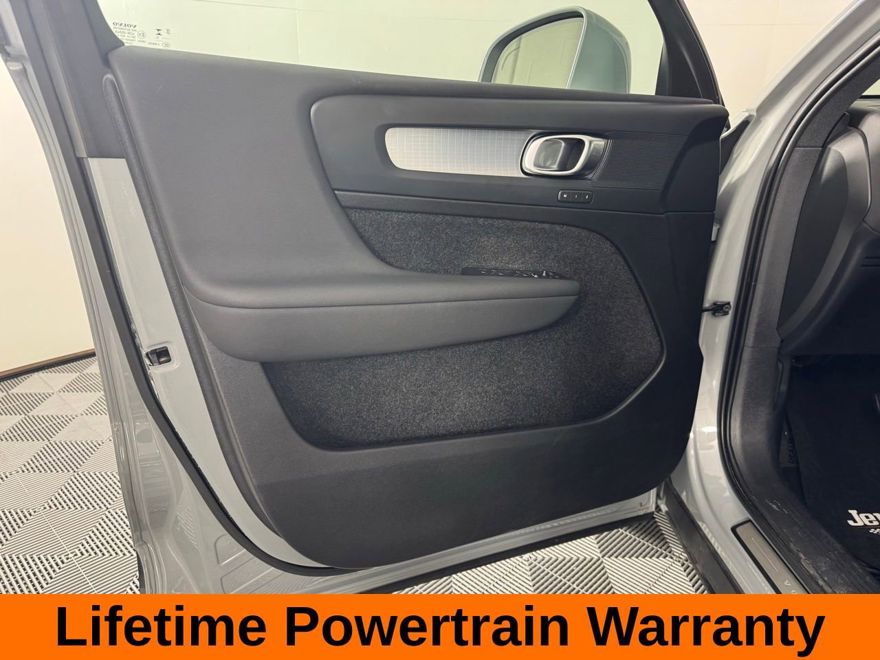 Used 2024 Volvo XC40 B5 Core image 10