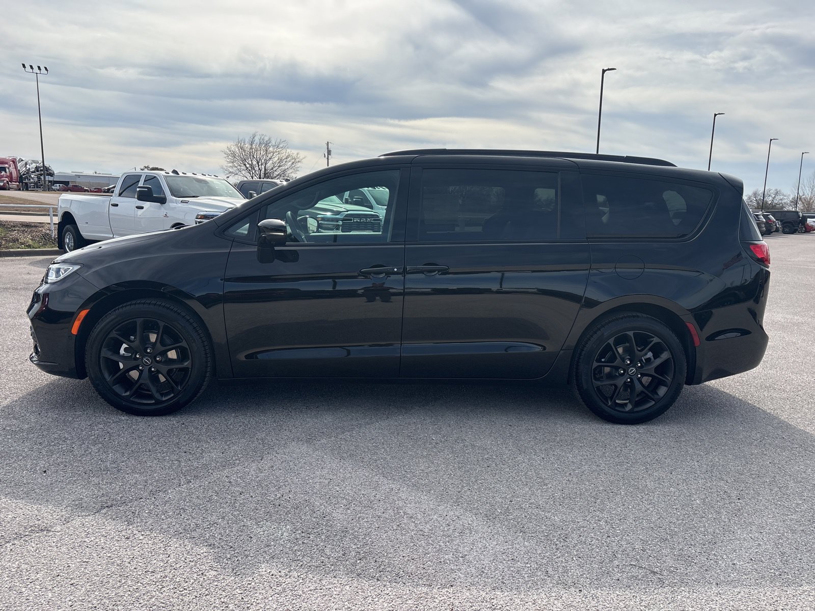 New 2026 Chrysler Pacifica Select w/ S Appearance Package FWD image 2