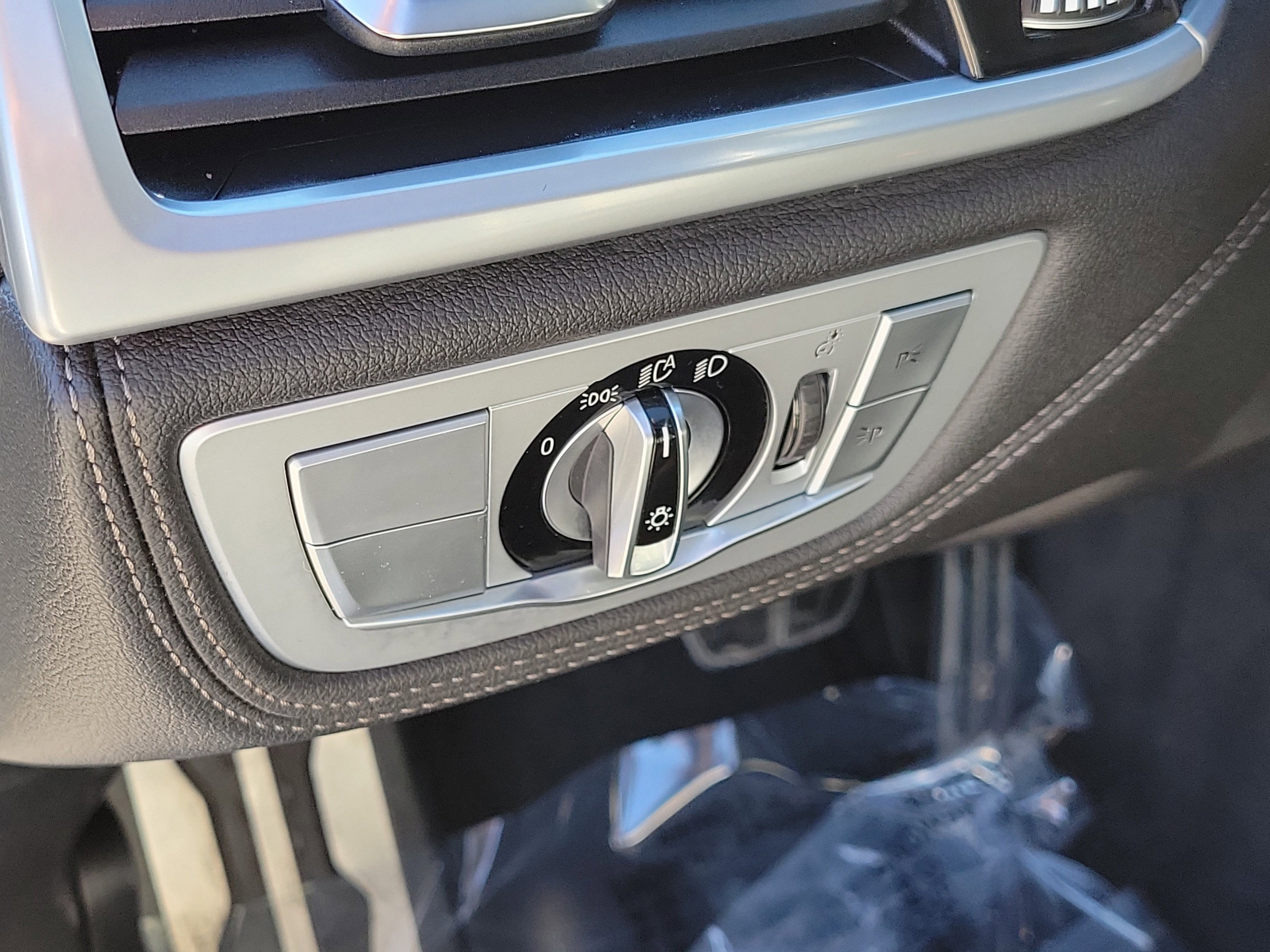 Used 2021 BMW 750i xDrive w/ M Sport Package image 25