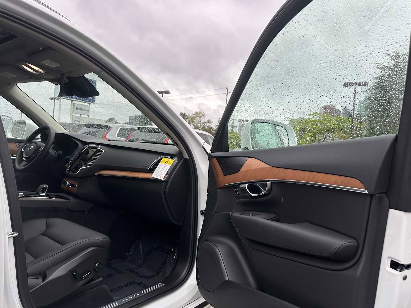 Used 2025 Volvo XC90 B6 Plus w/ Protection Package Premier AWD/4WD image 11
