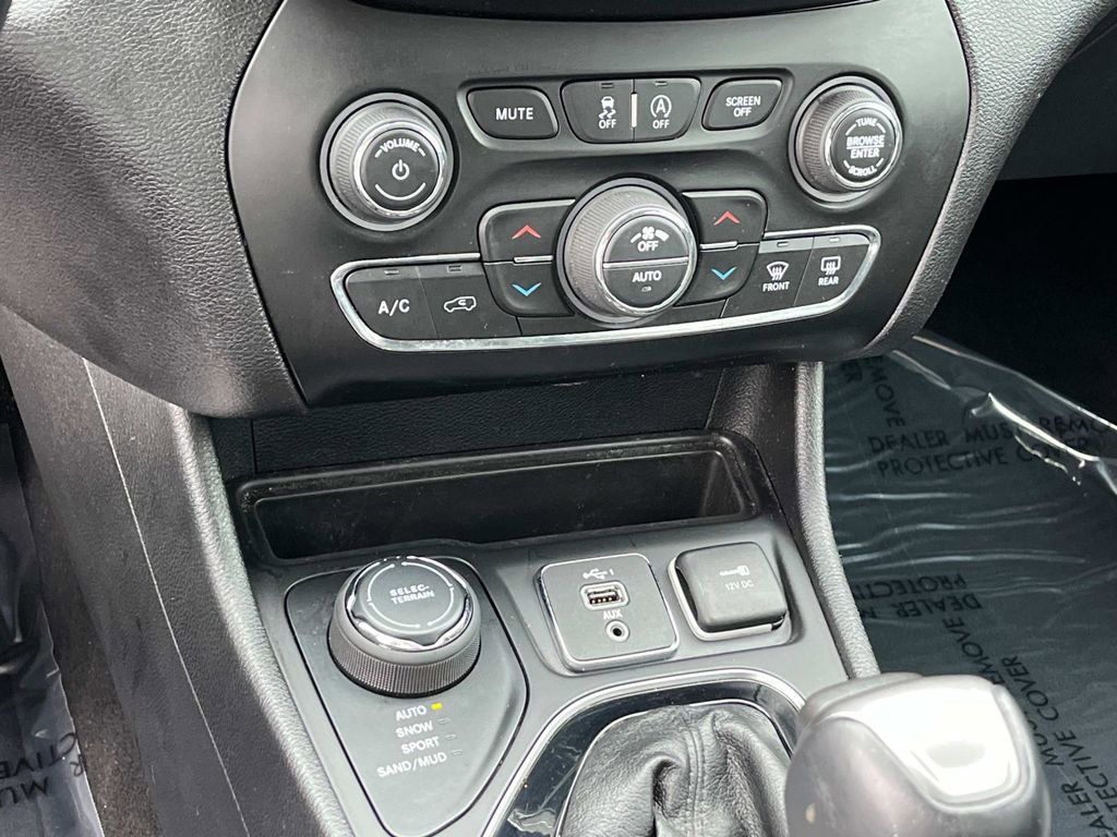 Used 2020 Jeep Cherokee Limited image 32