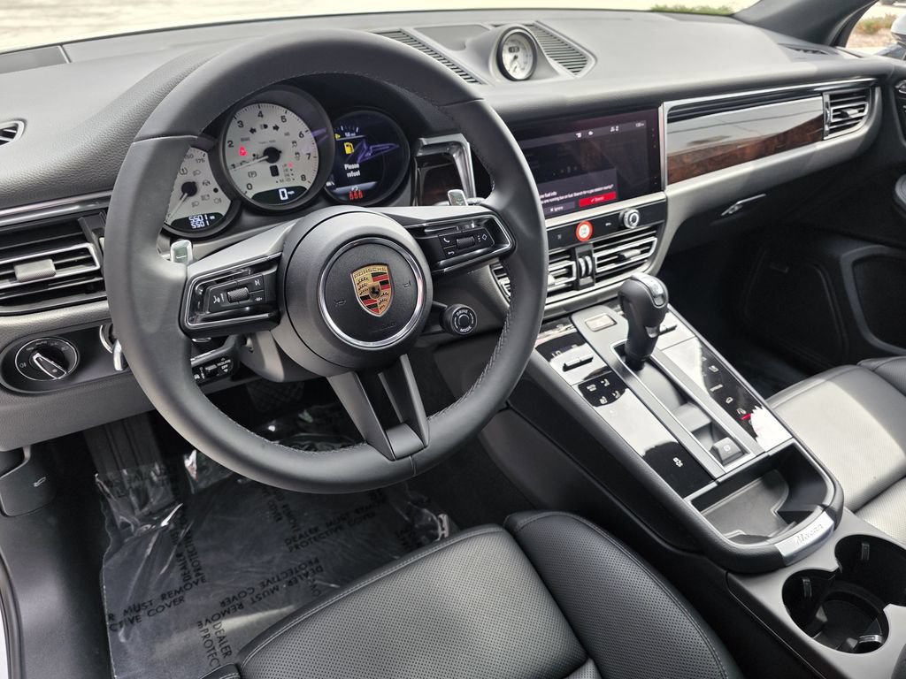 Certified 2025 Porsche Macan AWD/4WD image 4