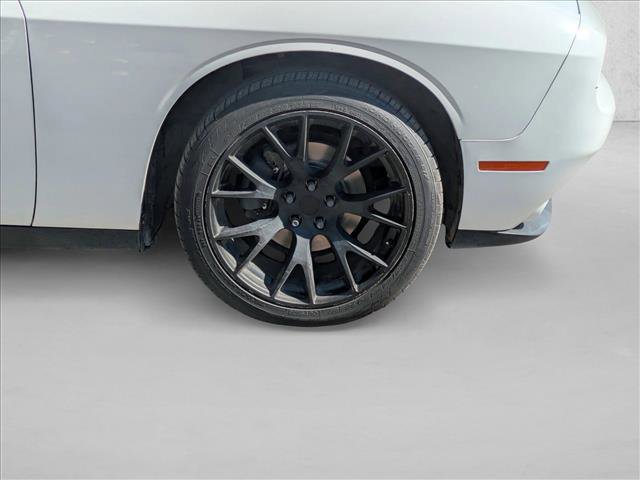 Used 2015 Dodge Challenger SXT image 29