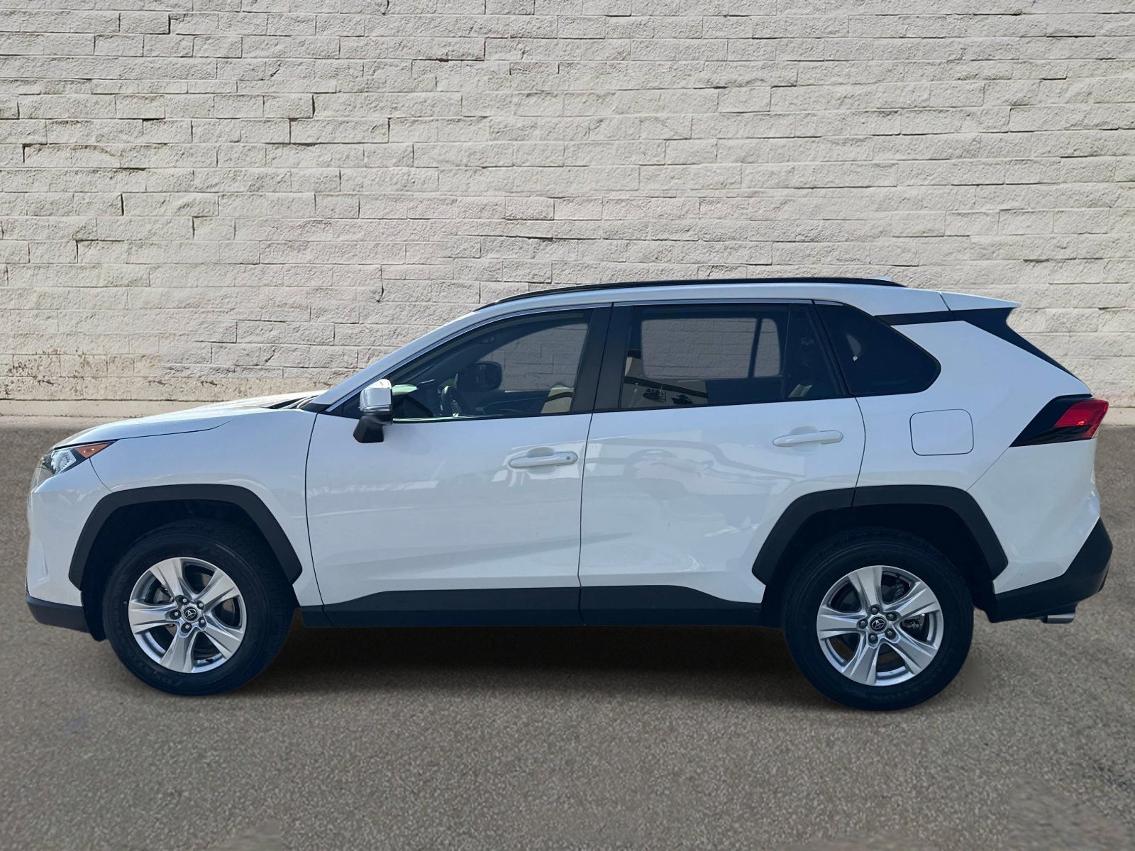Used 2021 Toyota RAV4 XLE w/ Convenience Package image 8