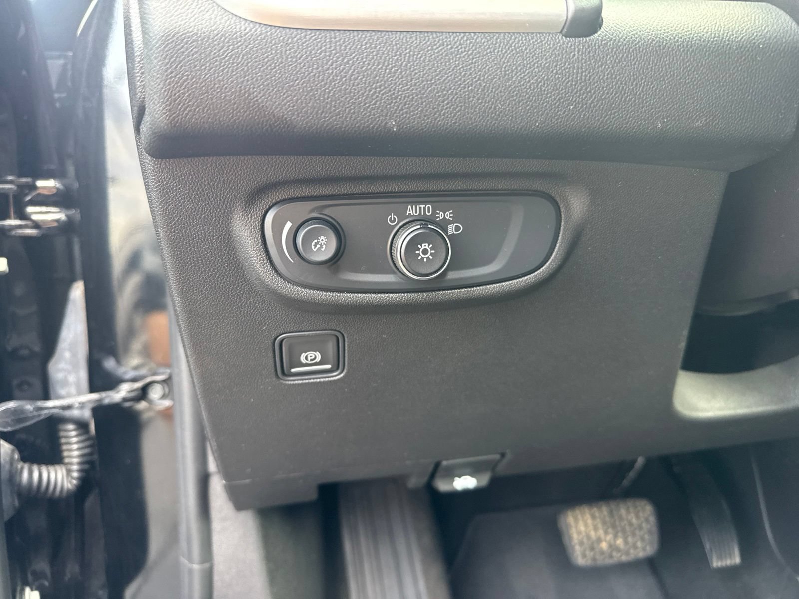 Used 2024 GMC Terrain SLE AWD/4WD image 18