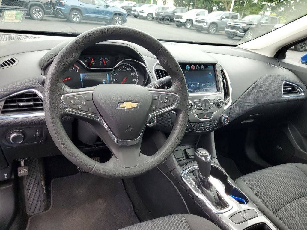 Used 2018 Chevrolet Cruze LT w/ Sun And Sound Package FWD image 8