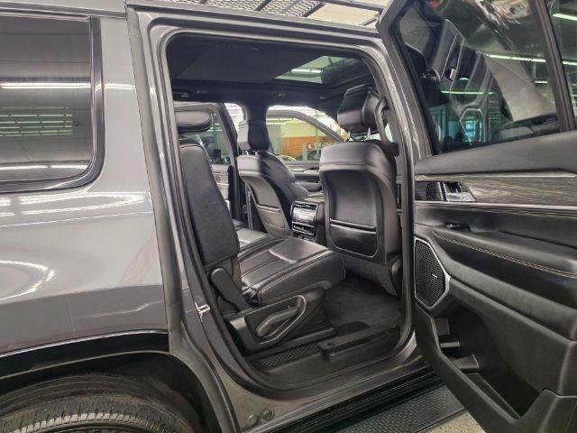 Used 2022 Jeep Wagoneer Series II w/ Premium Group I AWD/4WD image 11