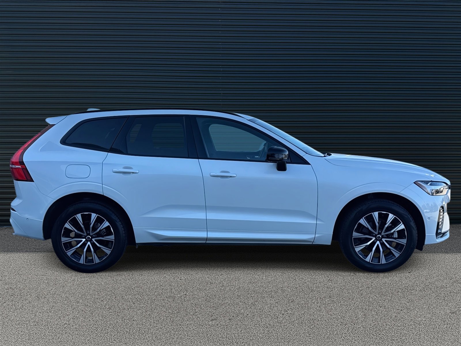 Certified 2025 Volvo XC60 B5 Plus image 4