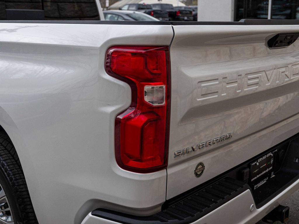 Used 2024 Chevrolet Silverado 1500 High Country w/ Technology Package AWD/4WD image 34