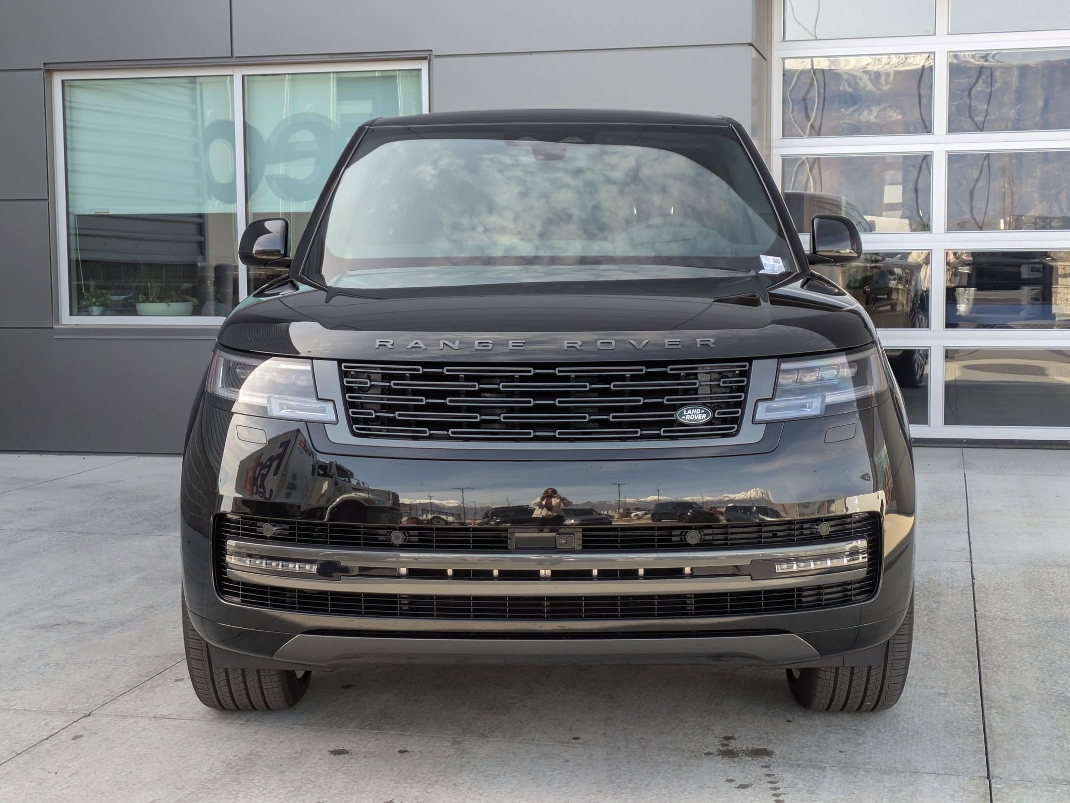 New 2026 Land Rover Range Rover SE image 2